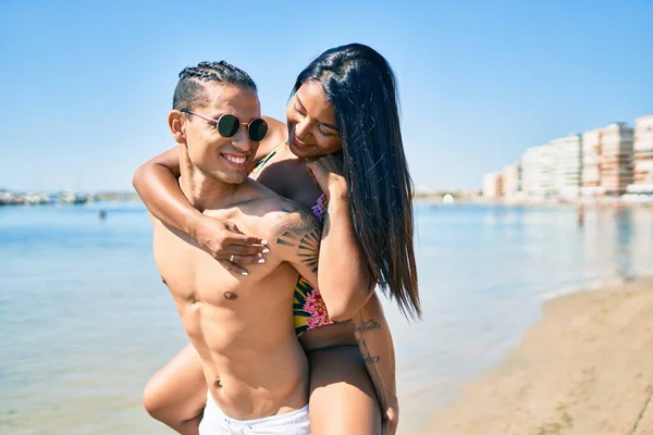 Jong Latijn Paar Dragen Badmode Glimlachend Gelukkig Wandelen Het Strand — Stockfoto