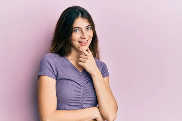 Young Caucasian Woman Wearing Casual Clothes Looking Confident Camera Smiling — Stock Photo, Image