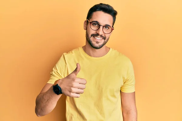 Fiatal Spanyol Férfi Alkalmi Ruhát Szemüveget Visel Boldog Hüvelykujjával Kézmozdulatot — Stock Fotó