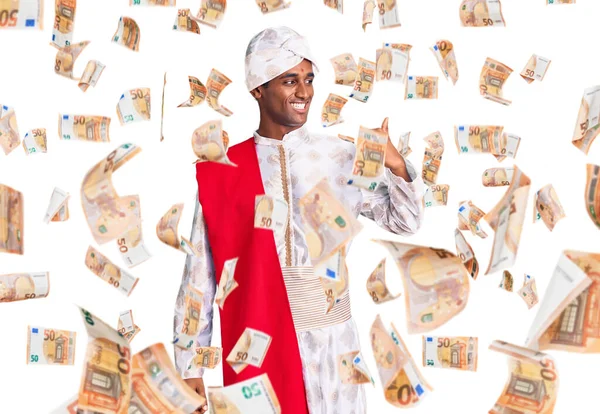 Африканский Красивый Мужчина Традиционной Одежде Шервани Сари Улыбается Счастливым Лицом — стоковое фото