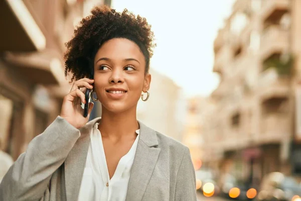 Joven Mujer Negocios Afroamericana Sonriendo Feliz Hablando Teléfono Inteligente Ciudad — Foto de Stock
