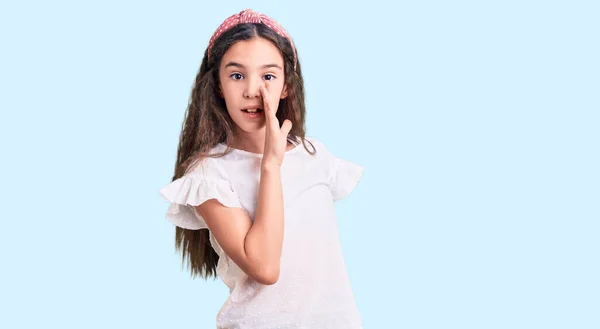 Menina Bonito Hispânico Criança Vestindo Casual Branco Tshirt Mão Boca — Fotografia de Stock