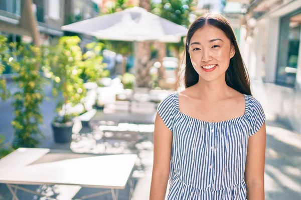 Giovane Donna Cinese Sorridente Felice Passeggiando Strada Della Città — Foto Stock