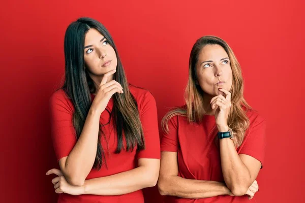 Familia Hispana Madre Hija Usando Ropa Casual Sobre Fondo Rojo —  Fotos de Stock