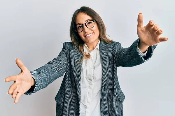 Jonge Brunette Vrouw Hebben Gesprek Praten Smartphone Ontspannen Glimlachen Met — Stockfoto