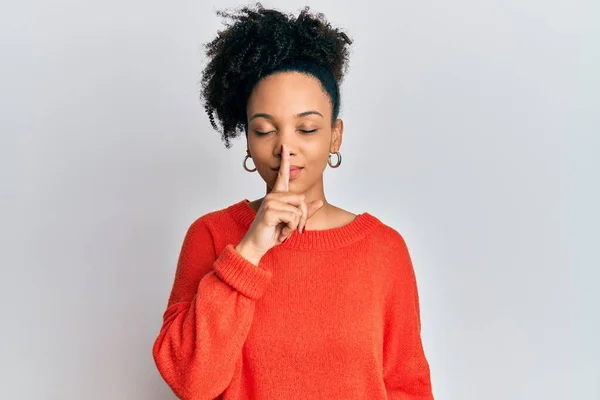 Молодая Африканская Американка Повседневной Одежде Просит Тишины Пальцем Губах Молчание — стоковое фото