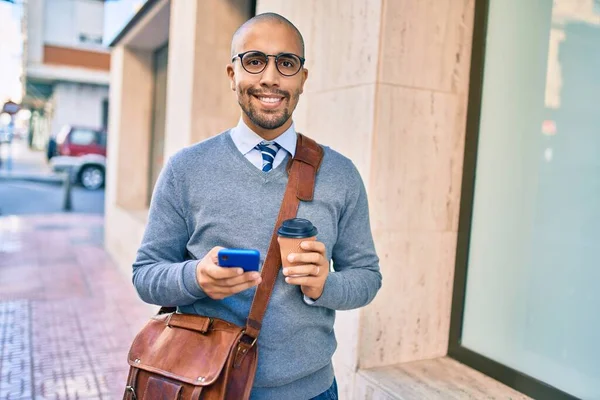 Jovem Empresário Afro Americano Usando Smartphone Bebendo Tirar Café Cidade — Fotografia de Stock