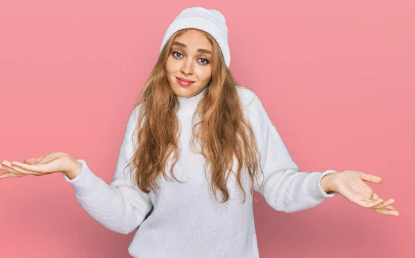 Menina Caucasiana Jovem Vestindo Suéter Inverno Cap Clueless Confuso Expressão — Fotografia de Stock