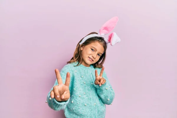 Gyönyörű Kislány Aranyos Húsvéti Nyuszifüleket Visel Mosolyog Kamerába Néz Amint — Stock Fotó