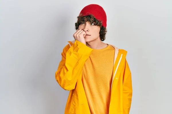 Hombre Joven Guapo Con Impermeable Amarillo Que Estresado Nervioso Con —  Fotos de Stock