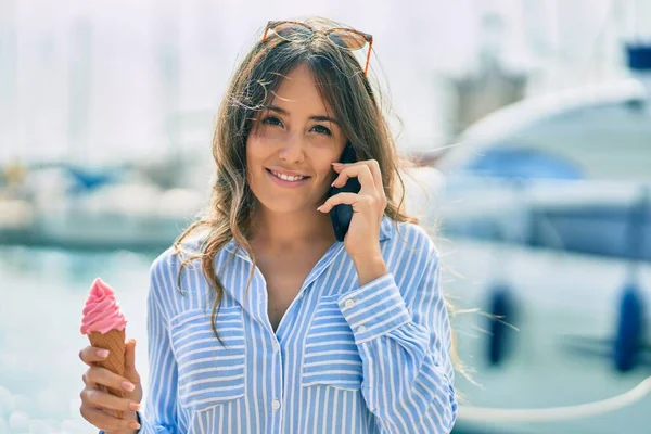 Jeune Femme Hispanique Parlant Sur Smartphone Mangeant Crème Glacée Port — Photo