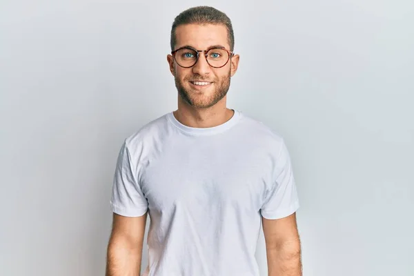 Joven Hombre Caucásico Con Ropa Casual Gafas Con Una Sonrisa —  Fotos de Stock