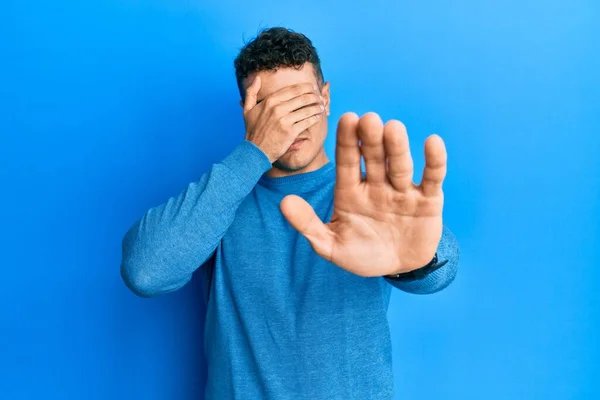 Spaanse Jongeman Draagt Casual Winter Trui Die Ogen Bedekt Met — Stockfoto