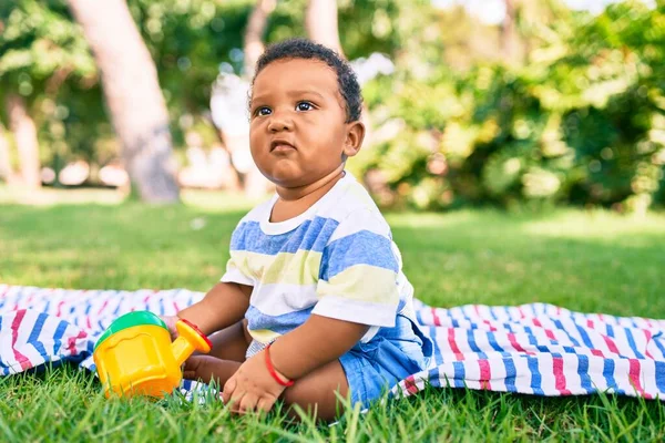 Adorable Bambin Potelé Afro Américain Assis Sur Herbe Parc — Photo