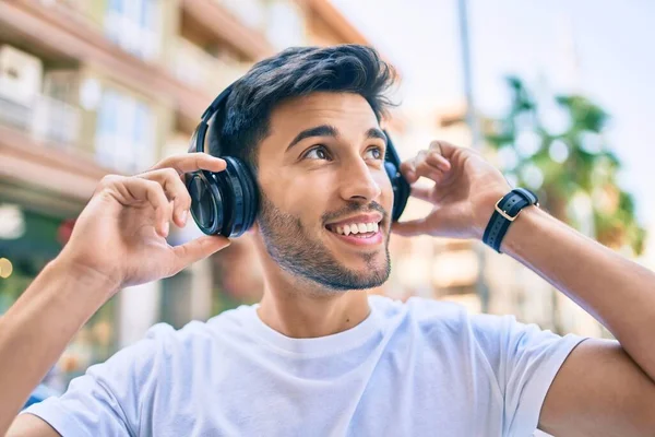 Νεαρός Λατίνος Άνδρας Χαμογελώντας Χαρούμενος Ακούγοντας Μουσική Χρησιμοποιώντας Ακουστικά Στην — Φωτογραφία Αρχείου