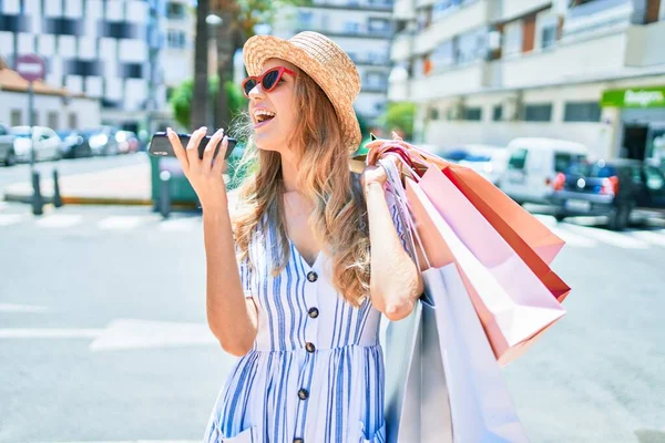 Junge Schöne Shopperin Lächelt Glücklich Und Geht Mit Einkaufstüten Vor — Stockfoto