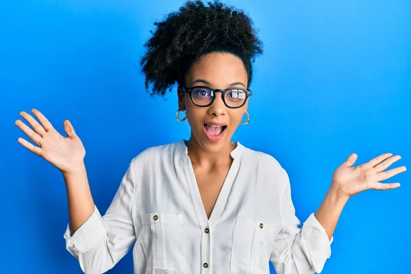 Jeune Fille Afro Américaine Portant Des Vêtements Décontractés Des Lunettes — Photo