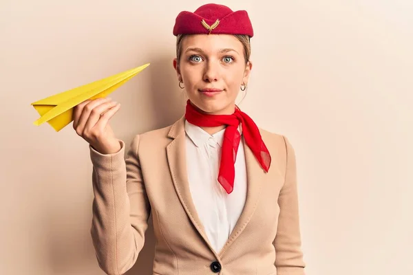 Fiatal Gyönyörű Szőke Lány Visel Stewardess Egyenruha Holding Papír Sík — Stock Fotó