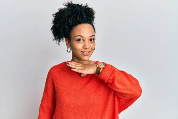 Jovem Afro Americana Vestindo Roupas Casuais Cortando Garganta Com Mão — Fotografia de Stock