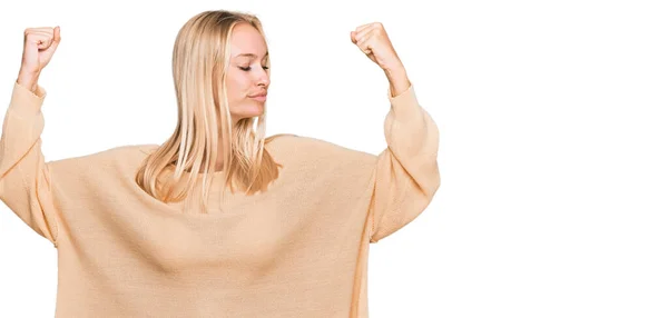 Ung Blond Flicka Klädd Avslappnade Kläder Visar Armar Muskler Ler — Stockfoto
