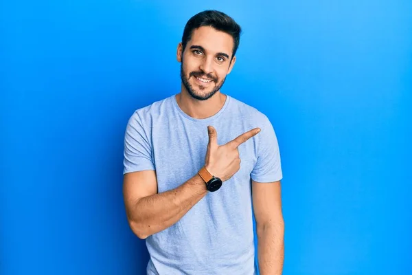 Joven Hispano Vestido Con Ropa Casual Sonriendo Alegre Señalando Con — Foto de Stock