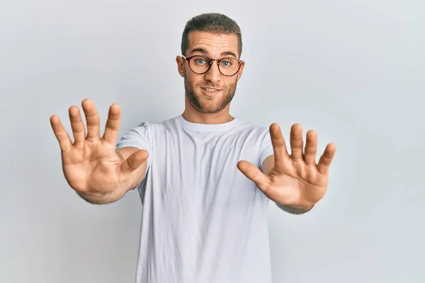 Junge Kaukasische Mann Lässiger Kleidung Und Brille Ängstlich Und Erschrocken — Stockfoto