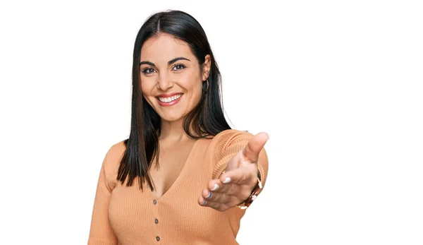 Junge Hispanische Frau Lässiger Kleidung Lächelt Fröhlich Und Bietet Handflächen — Stockfoto
