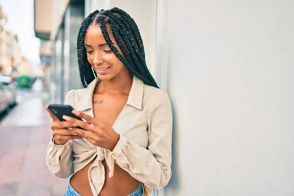 Joven Mujer Afroamericana Sonriendo Feliz Usando Smartphone Ciudad — Foto de Stock