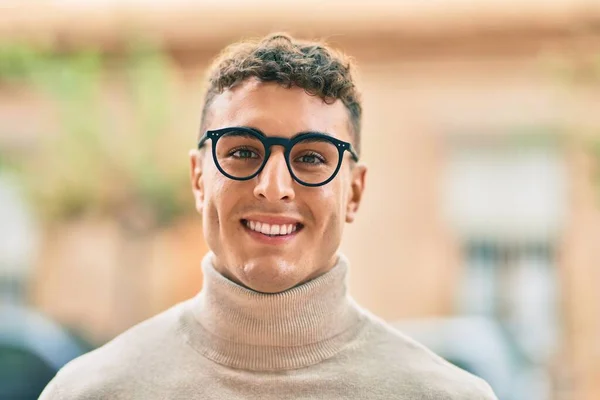 Joven Hombre Hispano Sonriendo Feliz Usando Gafas Ciudad — Foto de Stock