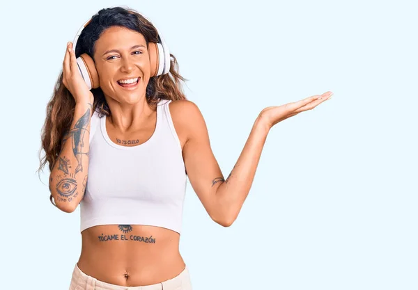 Giovane Donna Ispanica Con Tatuaggio Che Ascolta Musica Usando Cuffie — Foto Stock