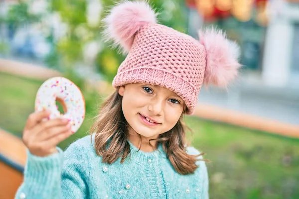 Adorable Niña Caucásica Sonriendo Feliz Comiendo Donut Parque — Foto de Stock