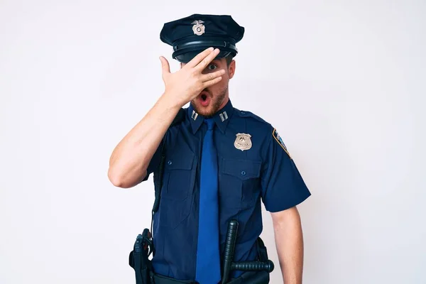 Jovem Caucasiano Vestindo Uniforme Policial Espreitando Choque Cobrindo Rosto Olhos — Fotografia de Stock