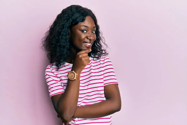 Die Schöne Junge Afrikanerin Trägt Lässig Gestreiftes Shirt Und Lächelt — Stockfoto