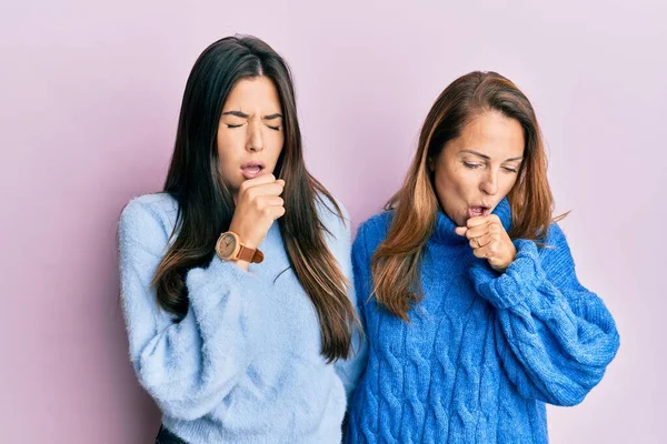 西班牙裔家庭的母亲和女儿穿着羊毛冬季毛衣 感觉不舒服 咳嗽是感冒或支气管炎的症状 保健概念 — 图库照片