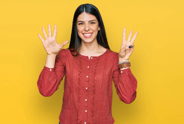 Молода Іспаномовна Жінка Повсякденному Одязі Показуючи Вказуючи Пальцями Номер Вісім — стокове фото