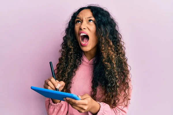 Mujer Latina Joven Usando Touchpad Escritura Pantalla Enojado Loco Gritando —  Fotos de Stock