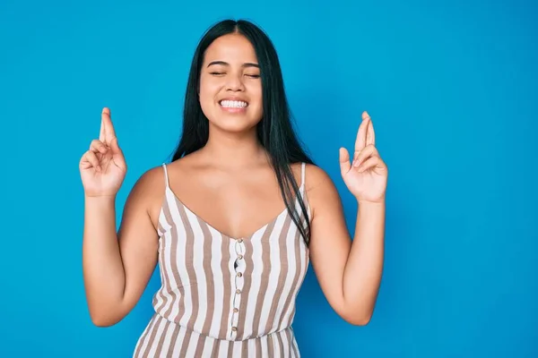 Jong Mooi Aziatisch Meisje Dragen Casual Kleding Gebaren Vinger Gekruist — Stockfoto