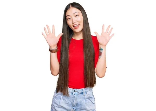 Joven Mujer China Con Ropa Casual Mostrando Señalando Hacia Arriba — Foto de Stock