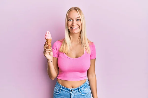 Mladá Blondýna Dívka Drží Zmrzlinu Vypadá Pozitivně Šťastně Stojící Usmívá — Stock fotografie