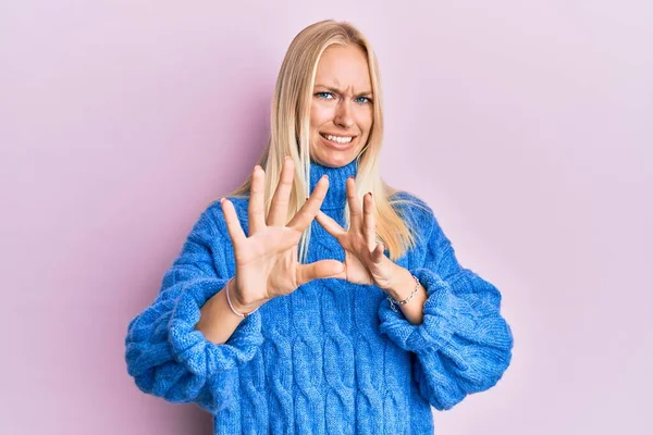 Ung Blond Flicka Bär Ull Vinter Tröja Äcklad Uttryck Missnöjd — Stockfoto