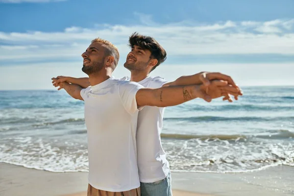 Mladý Gayové Pár Usměvavý Šťastný Dech Pláži — Stock fotografie