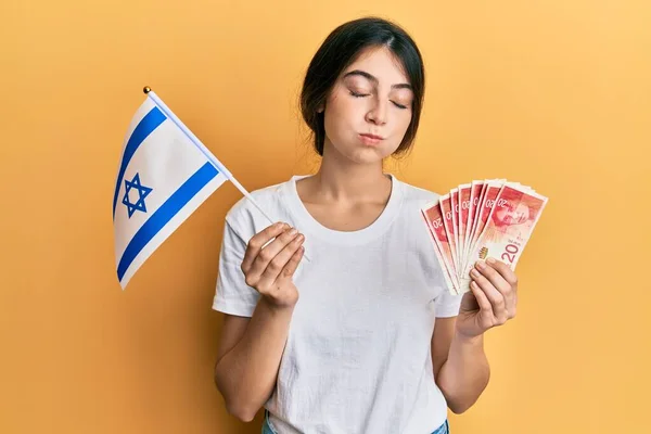 Ung Kaukasisk Kvinna Som Håller Israelisk Flagga Och Siklar Sedlar — Stockfoto