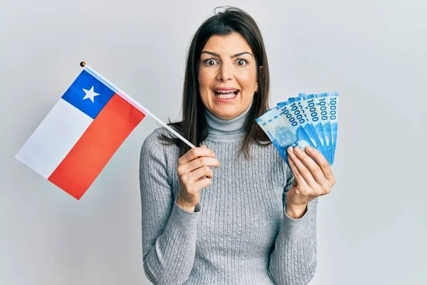 Joven Mujer Hispana Sosteniendo Bandera Chile Billetes Chilenos Celebrando Loco —  Fotos de Stock
