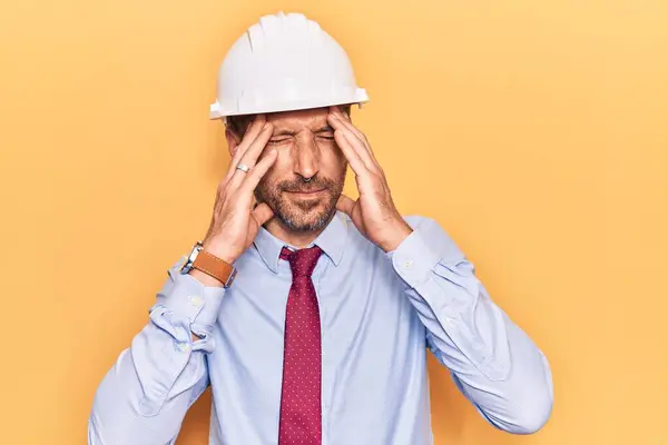 Joven Hombre Guapo Usando Hardhat Arquitecto Con Mano Cabeza Dolor — Foto de Stock