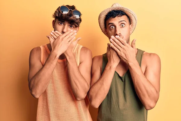 若いゲイのカップルは夏の服を着て誤って手で口をカバーショックを受けた 秘密の概念 — ストック写真