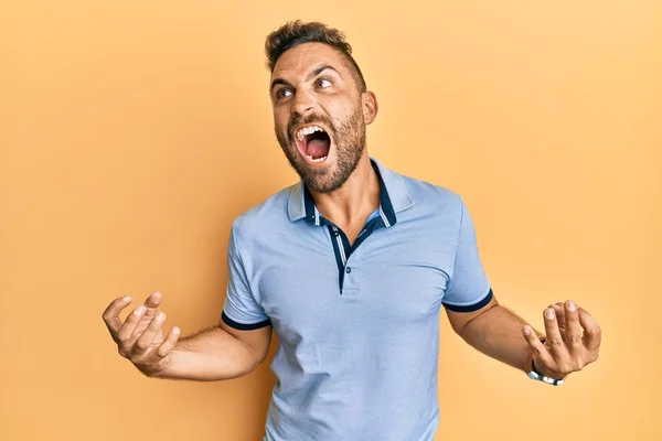 Homem Bonito Com Barba Vestindo Roupas Casuais Louco Louco Gritando — Fotografia de Stock