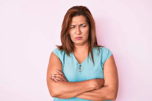 Medelålders Brunett Latinamerikansk Kvinna Bär Casual Kläder Skeptisk Och Nervös — Stockfoto