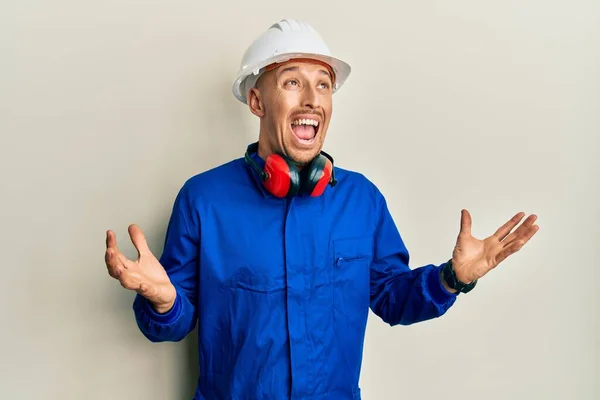 Glatzköpfiger Mann Mit Bart Bauarbeiter Jumpsuit Uniform Und Knallhartem Hut — Stockfoto