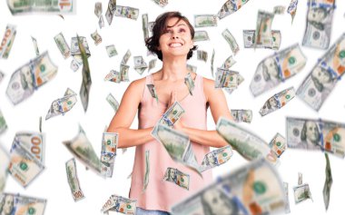 Kısa saçlı, gündelik tarzda giyinen, kolsuz tişörtlü güzel bir kadın elleri bağlı yalvarıyor ve dua ediyor. Yüzünde umut ifadesi var. Çok duygusal ve endişeli. Yalvarıyor.