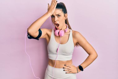 Spor kıyafetleri giyen ve kulaklık takan Latin kökenli genç bir kadın. Hatalı olduğunu unutma. Unuttum, kötü hafıza kavramı. 